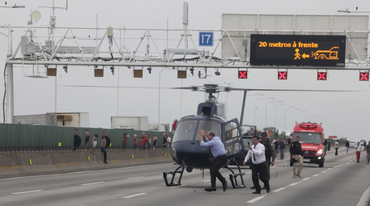  O sequestro a um &ocirc;nibus da via&ccedil;&atilde;o Galo Branco chegou ao fim por volta das 9h desta ter&ccedil;a-feira. O homem foi atingido por atiradores de elite da PM em um momento em que deixou o ve&iacute;culo da linha 2520 (Alc&acirc;ntara x Est&aacute;cio). Foram ouvidos pelo menos cinco disparos.