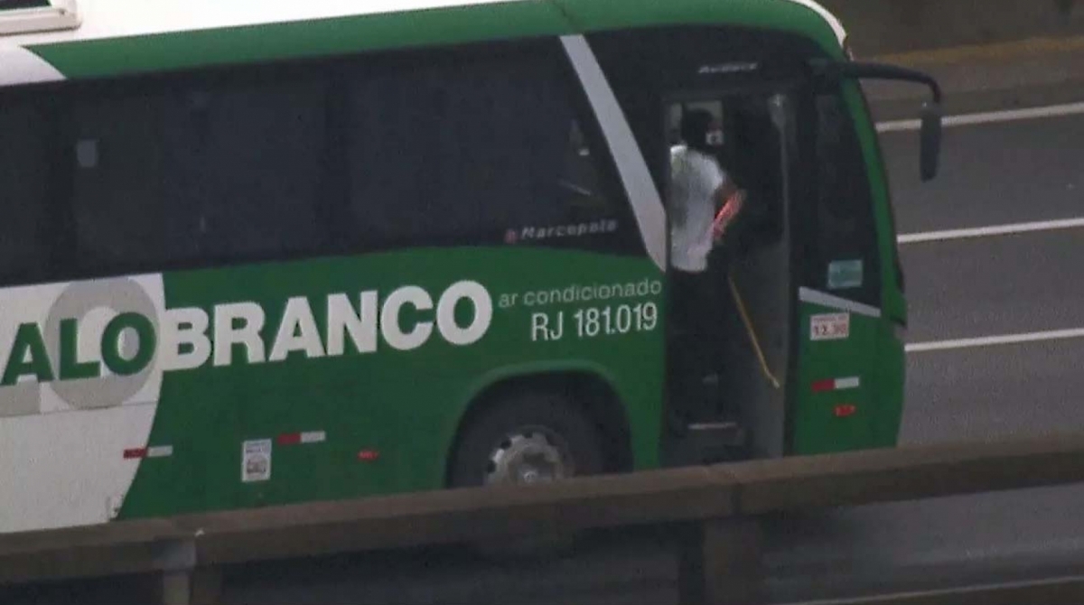 Ve&iacute;culo est&aacute; cercado por policiais