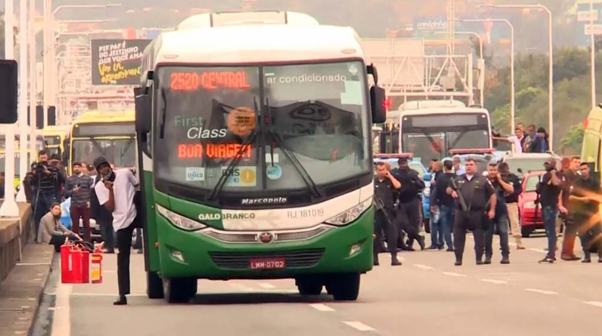 Sequestrador deixa o ônibus pouco antes de ser morto