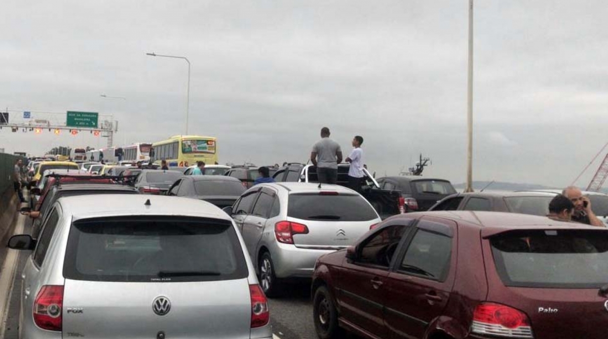 Com o sequestro da Linha 2520, motoristas ficaram retidos por mais de três horas nos dois sentidos da via - Cadu Bruno