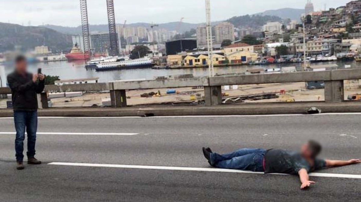 Homem tirou foto deitado na pista - Reprodução / Internet