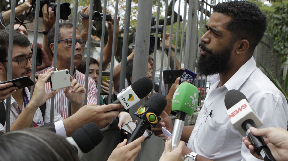 Rio,20/08/2019 -NITEROI;DH.Onibus sequestrado na ponte Rio-Niteroi. Na foto,passageiro do onibus sequestrado Hans Miller . Foto: Cléber Mendes/Agência O Dia - Cléber Mendes