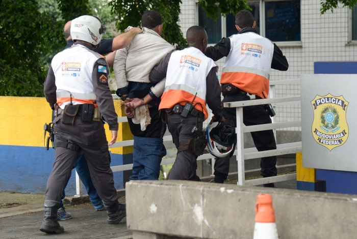 Homem tentou furar bloqueio em um dos acessos da Ponte Rio-NiterÃ³i e foi preso