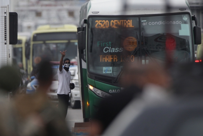  O sequestrador Willian da Silva, num dos momentos em que saiu do ônibus da viação Galo Branco, fez gestos obscenos contra a polícia