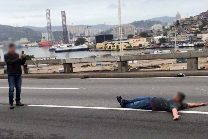 Homem tirou foto deitado na pista
