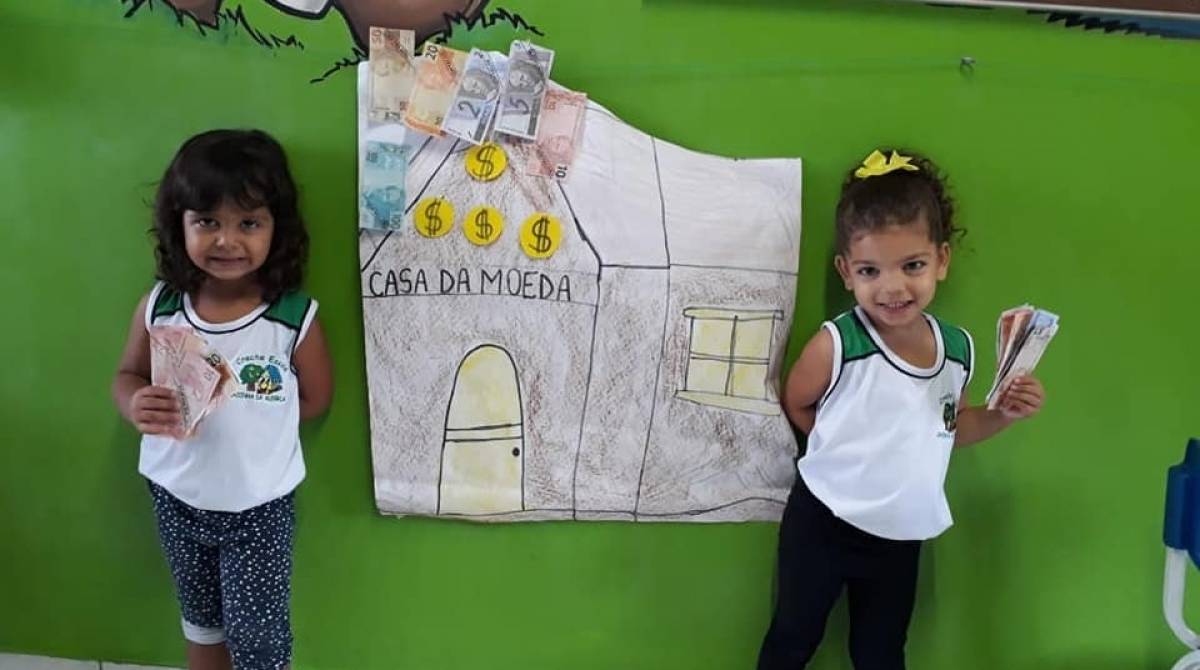 As meninas Beatriz e Alice estão aprendendo o básico da economia, como produção e consumo, funcionamento da Casa da Moeda e como ter cuidado e planejamento - Agência O DIA