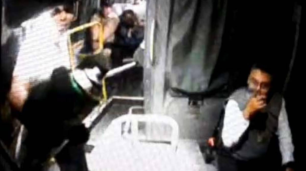 Willian Augusto da Silva usou tinta spray para cobrir as lentes das câmeras de segurança do ônibus - Reprodução / SBT Rio