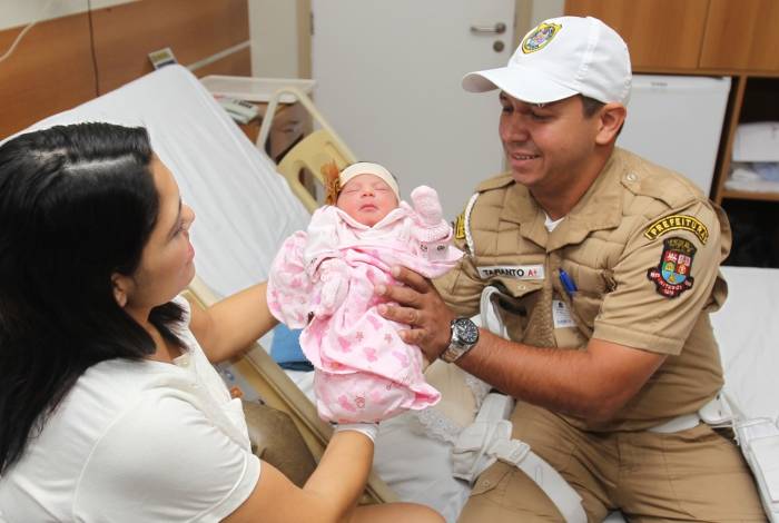 Guarda municipal André Luis Taranto visita a pequena Morena Beatriz. Ele ajudou a mãe Stephany Guimarães, que entrou no trabalho do parto durante o sequestro que interditou a Ponte Rio-Niterói