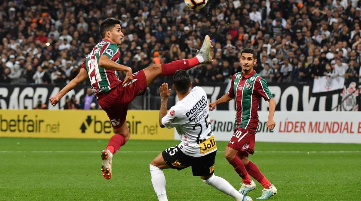Clayson (C) of Brazil's Corinthians vies for the ball with Igor Juliao (L) of Brazil's Fluminense during a Copa Sudamericana football match between Brazil's Corinthians and Brazil's Fluminense in Sao Paulo, Brazil, on August 22, 2019. (Photo by NELSON ALMEIDA / AFP)