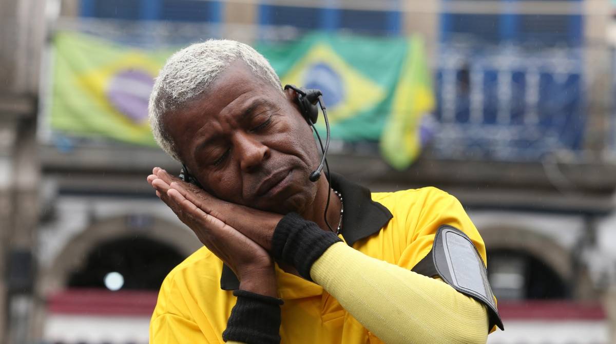 22 08 2019  - Especial com o Robson Joinha, torcedor do Flamengo que vai fantasiado de juiz. Foto: Daniel Castelo Branco / Agencia O Dia