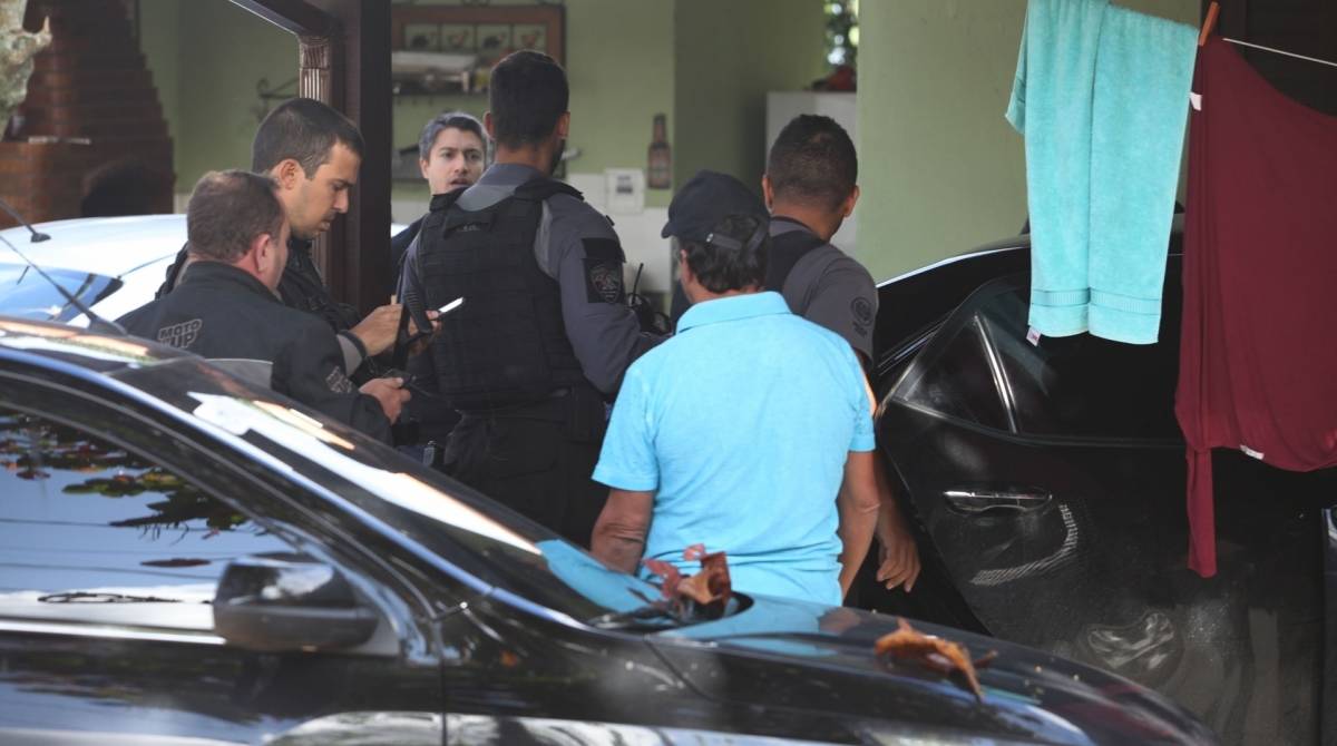 O vereador Ismael Breve de Marins (DEM), de 59 anos, de Maric&aacute;, na Regi&atilde;o dos Lagos, e o filho dele, o advogado Thiago Andr&eacute; Marins de Marins, foram encontrados mortos em casa, na Rua Agr&iacute;pio Luis da Costa, no bairro Zacarias, naquele munic&iacute;pio, na madrugada desta quinta-feira. Policiais militares do 12&ordm; BPM (Niter&oacute;i) est&atilde;o no local. A per&iacute;cia da Delegacia de Homic&iacute;dios de Niter&oacute;i e S&atilde;o Gon&ccedil;alo (DHNSG) foi acionada. De acordo com a Pol&iacute;cia Militar, Ismael e Thiago foram assassinados a tiros. Na foto: ESPOSA-  Marcia jaqueta jeans azul e de oculos
IRMAO. camisa azul 
