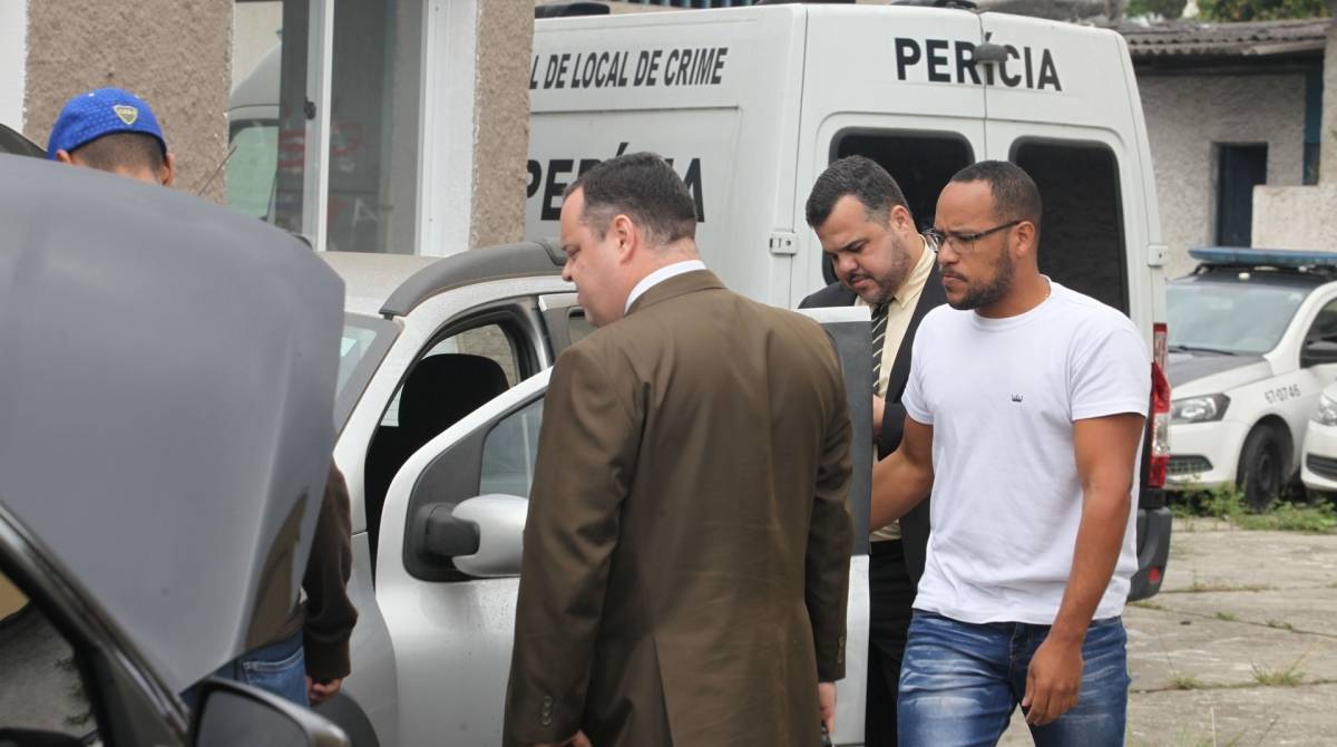 Filhos da Deputada Flordelis, tentam retirar carro da Delegacia, nesta quinta-feira(22). Foto: Ricardo Cassiano/Ag&ecirc;ncia O Dia