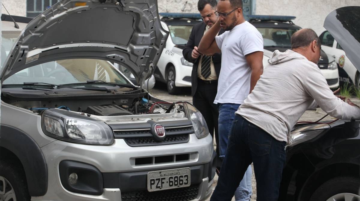 Filhos da Deputada Flordelis, tentam retirar carro da Delegacia, nesta quinta-feira(22). Foto: Ricardo Cassiano/Ag&ecirc;ncia O Dia