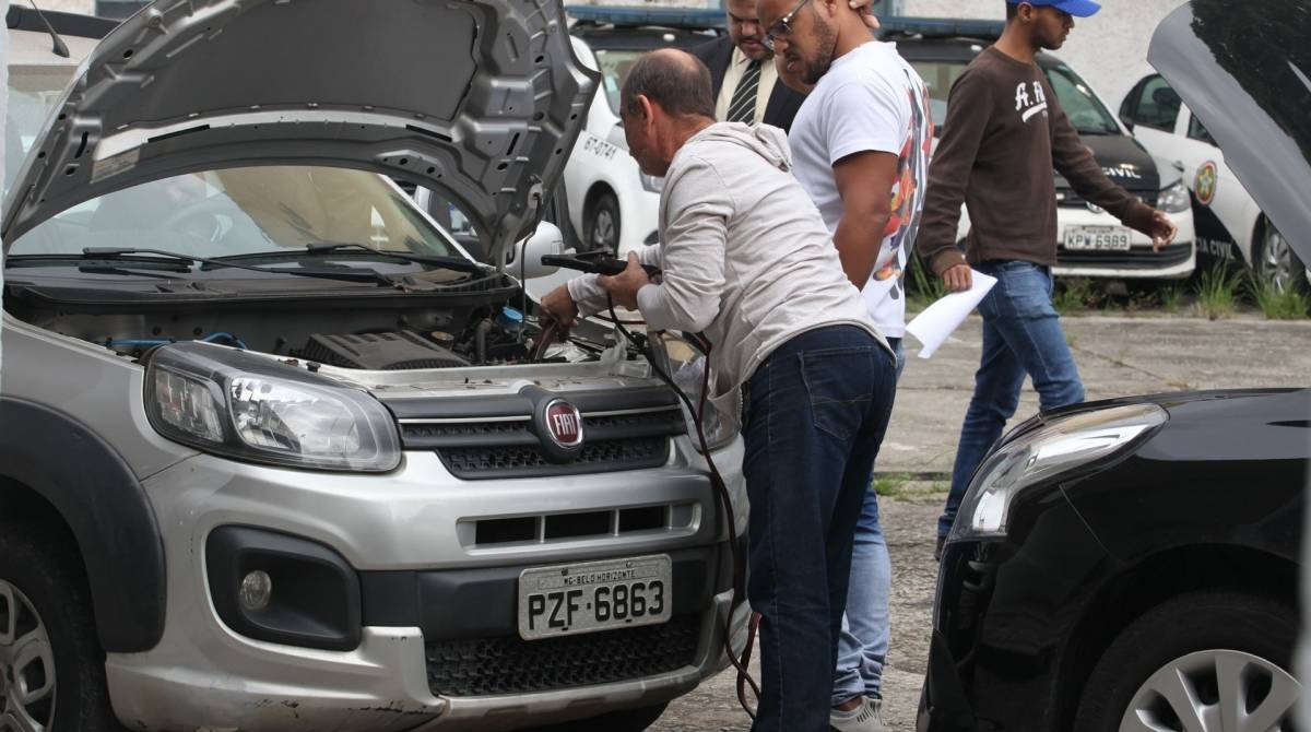 Filhos da Deputada Flordelis tentam retirar carro da delegacia nesta quinta-feira - Ricardo Cassiano/Ag&ecirc;ncia O Dia