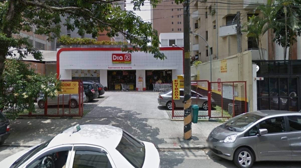 Cobertura de fachada de supermercado cai sobre homem em São Paulo  - Google Maps