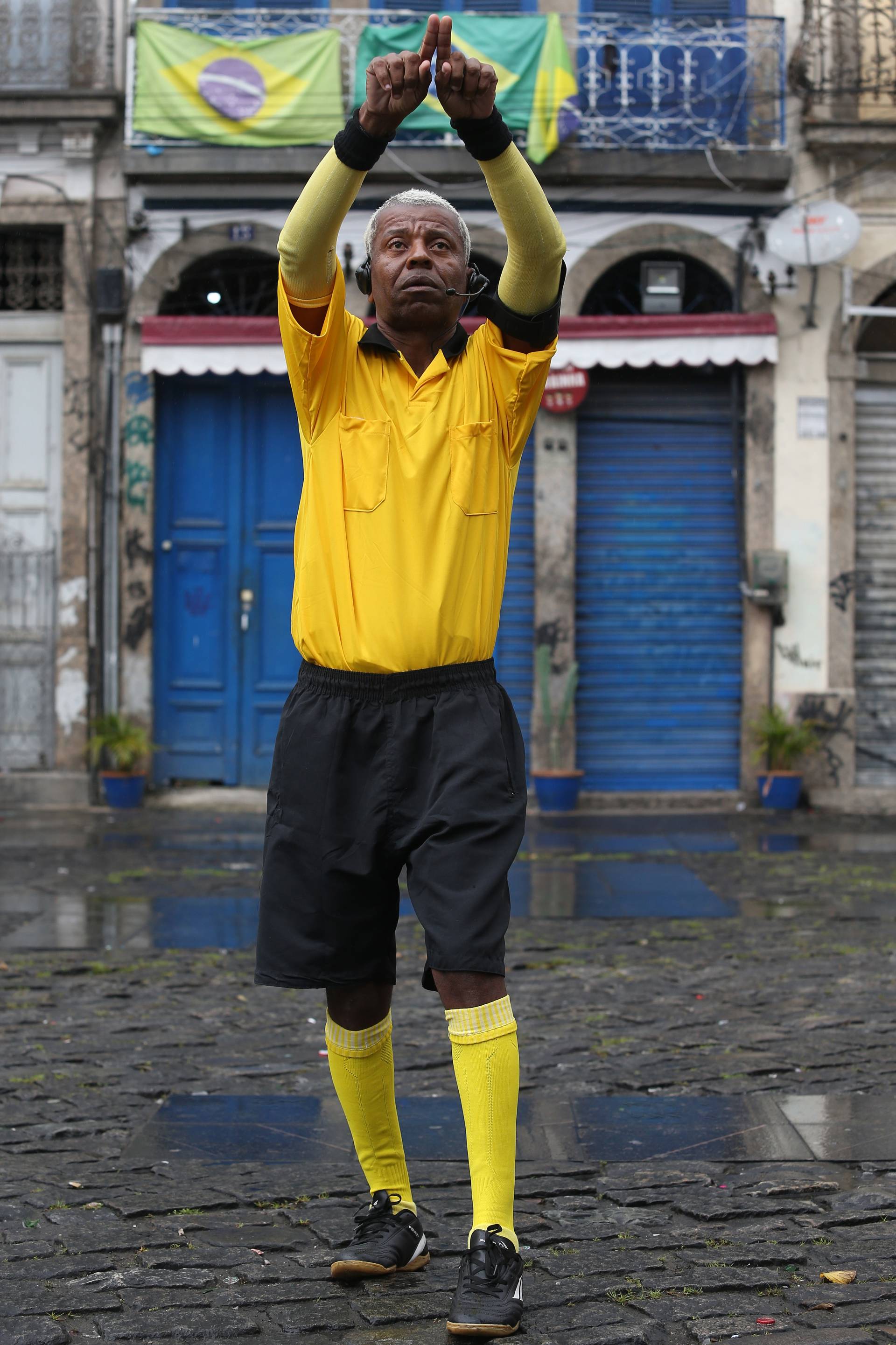 22 08 2019  - Especial com o Robson Joinha, torcedor do Flamengo que vai fantasiado de juiz. Foto: Daniel Castelo Branco / Agencia O Dia
