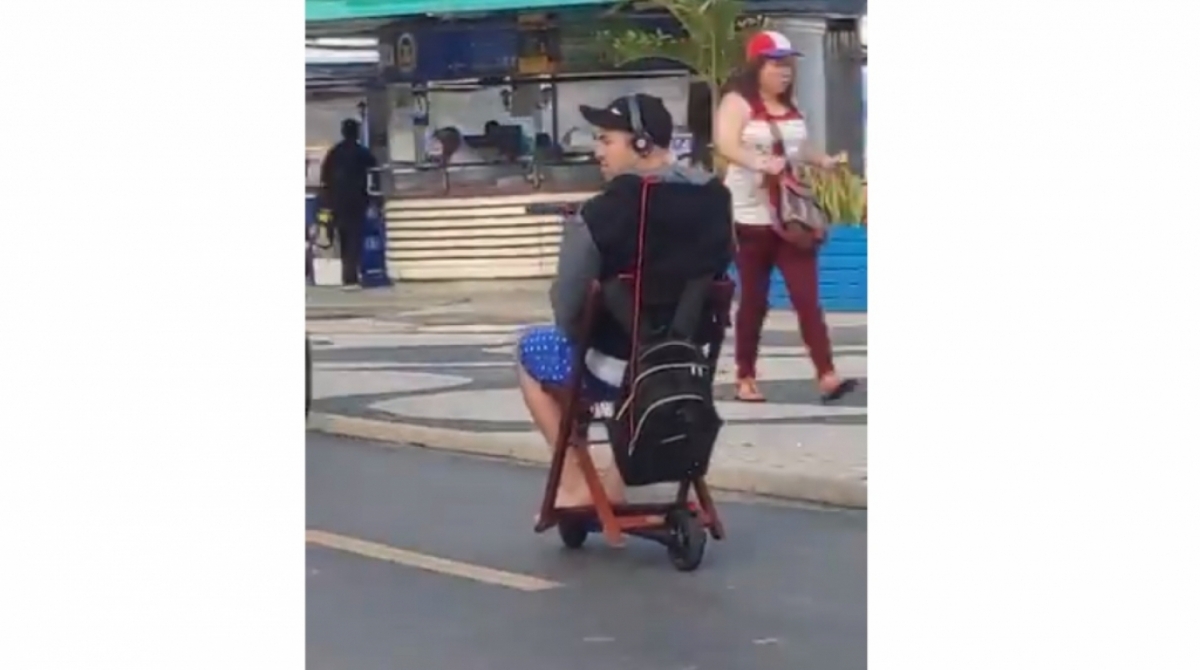 Homem foi flagrado passeando em cadeira em cima de patinete  - Reprodução Twitter