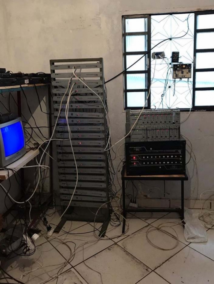 Central clandestina de TV a cabo e internet apreendida na ação