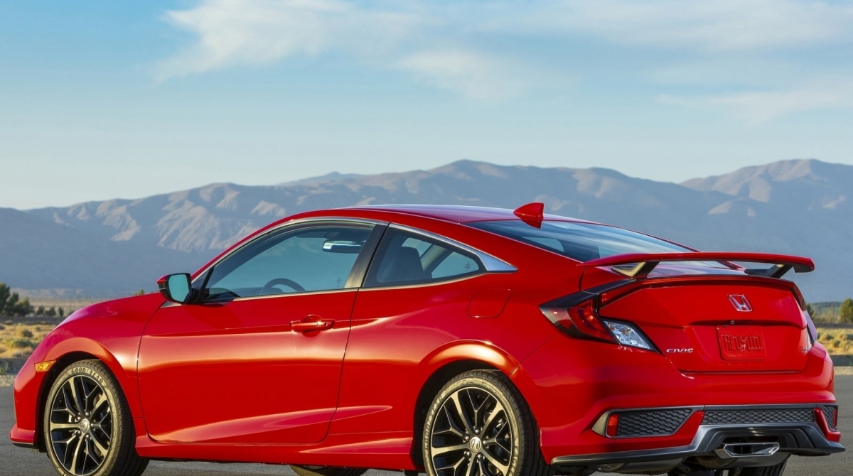 Luz de neblina traseira agora traz iluminação em LED. Traseira segue com escape hexagonal