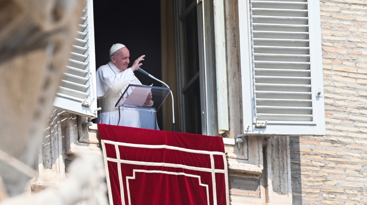 Pope Francis waves to worshipers as he speaks from the window of the apostolic palace overlooking St. Peter's square during the weekly Angelus prayer on August 25, 2019 at the Vatican. (Photo by Vincenzo PINTO / AFP)