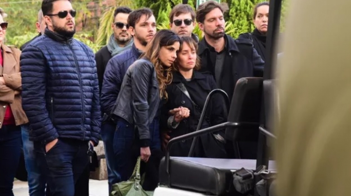 Maria Ribeiro e Fernanda Nobre do enterro de Fernanda Young