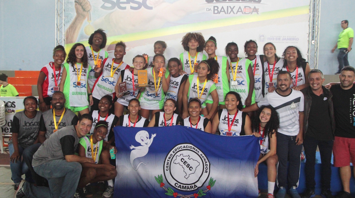 Jogo acirrado no handebol feminino Sub-14 