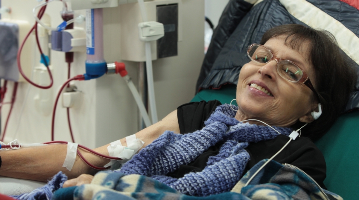 Célia Maria de Oliveira, de 64 anos, faz hemodiálise há 42 e atualmente se trata em clínica particular - Estefan Radovicz