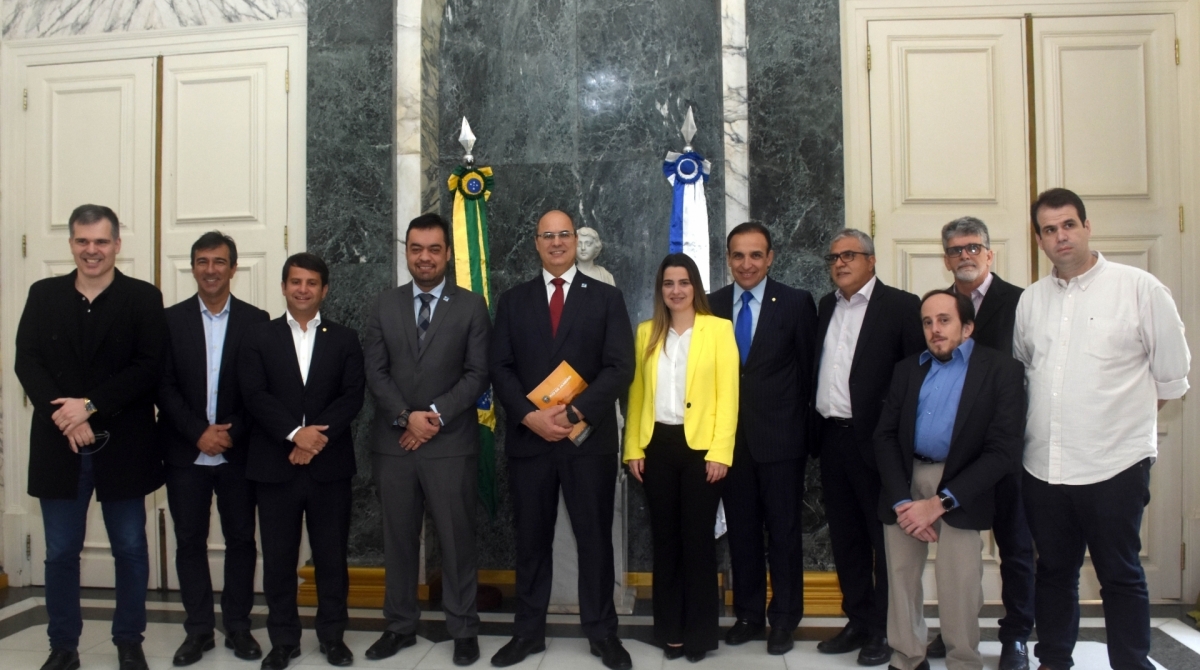 Witzel (gravata vermelha), o vice Cláudio Castro (ao lado do governador) e nove deputados - Divulgação