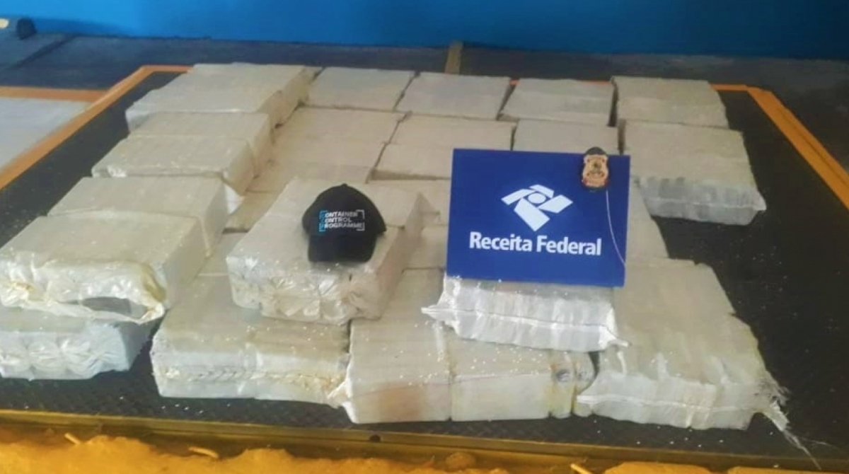 Com auxílio de cães farejadores, equipes da Receita localizaram droga em contêiner - Receita Federal / Divulgação 