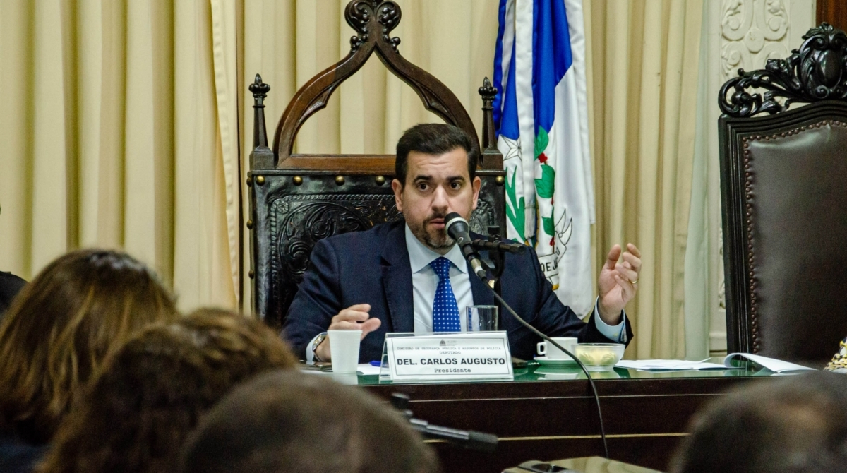2019-08-26 - AG&Ecirc;NCIA DE NOT&Iacute;CIAS/PARCEIRO - O presidente da Comiss&atilde;o de Seguran&ccedil;a P&uacute;blica e Assuntos de Pol&iacute;cia da Alerj, Delegado Carlos Augusto (PSD) e a Deputada Martha Rocha, durante audi&ecirc;ncia p&uacute;blica sobre diminuir a inseguran&ccedil;a jur&iacute;dica dos policiais realizada na Assembleia Legislativa do Rio de Janeiro, no centro da cidade, nesta segunda-feira (26). Foto: Vanessa Ataliba/Parceiro/Ag&ecirc;ncia O Dia