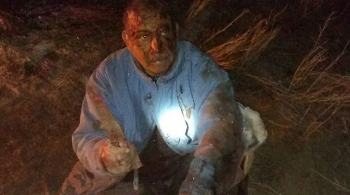 Homem foi encontrado ferido e coberto de sangue - Reprodução/Twitter/@pordook