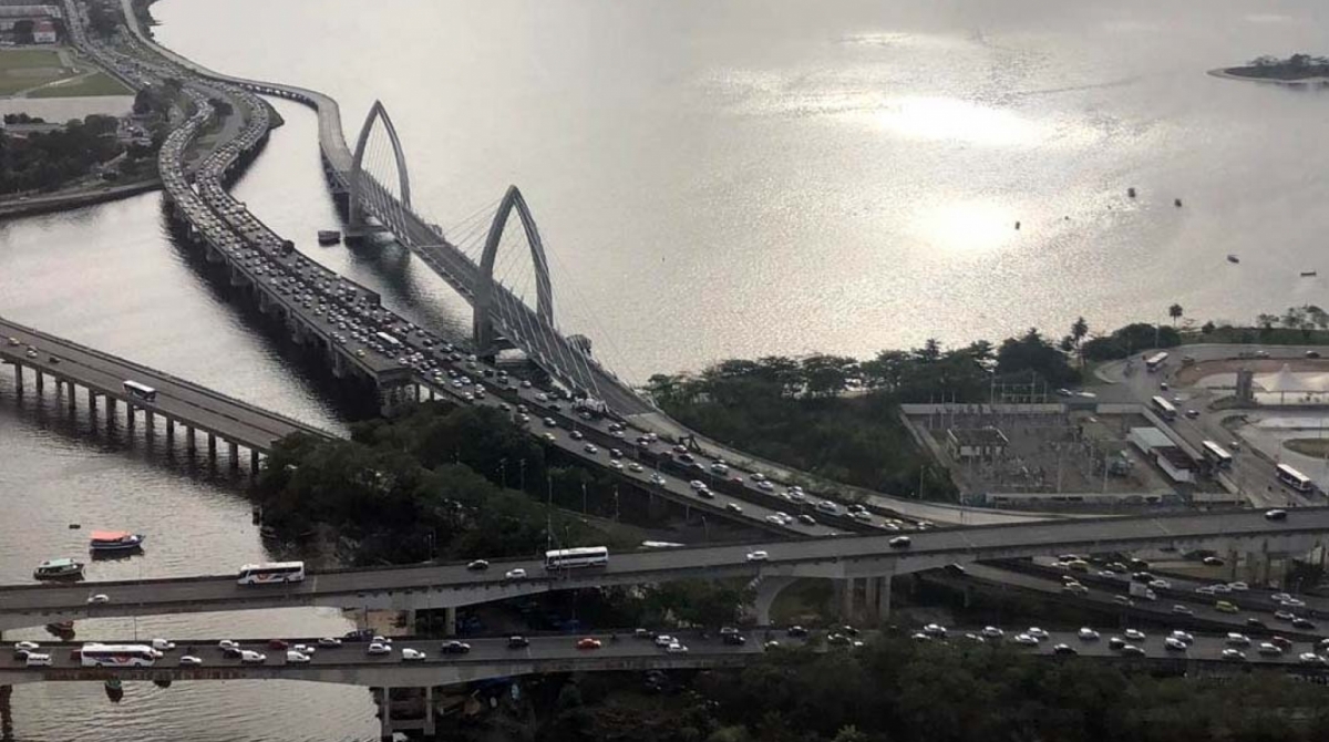 Pico de engarrafamento na manhã desta segunda-feira aconteceu por volta das 8h