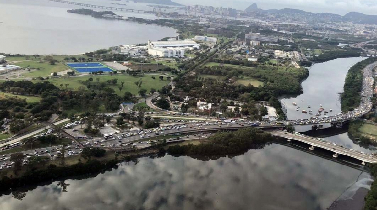 Pico de engarrafamento na manhã desta segunda-feira aconteceu por volta das 8h