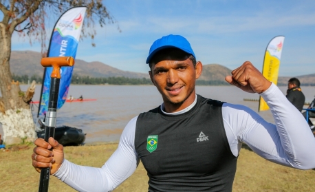 'Vamos entrar na água para brigar pelo ouro', promete Isaquias Queiroz