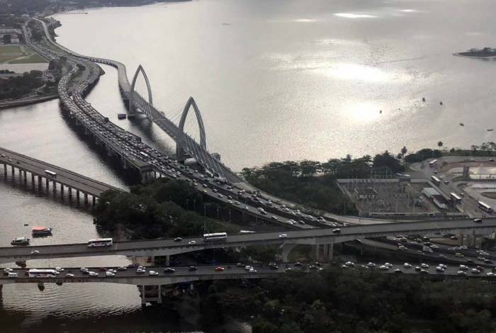 Pico de engarrafamento na manhÃ£ desta segunda-feira aconteceu por volta das 8h