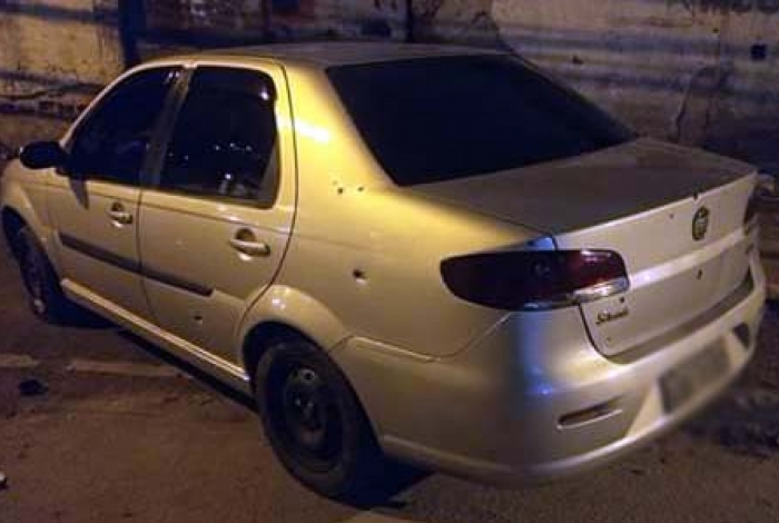 Carro roubado foi recuperado com muitas marcas de tiros