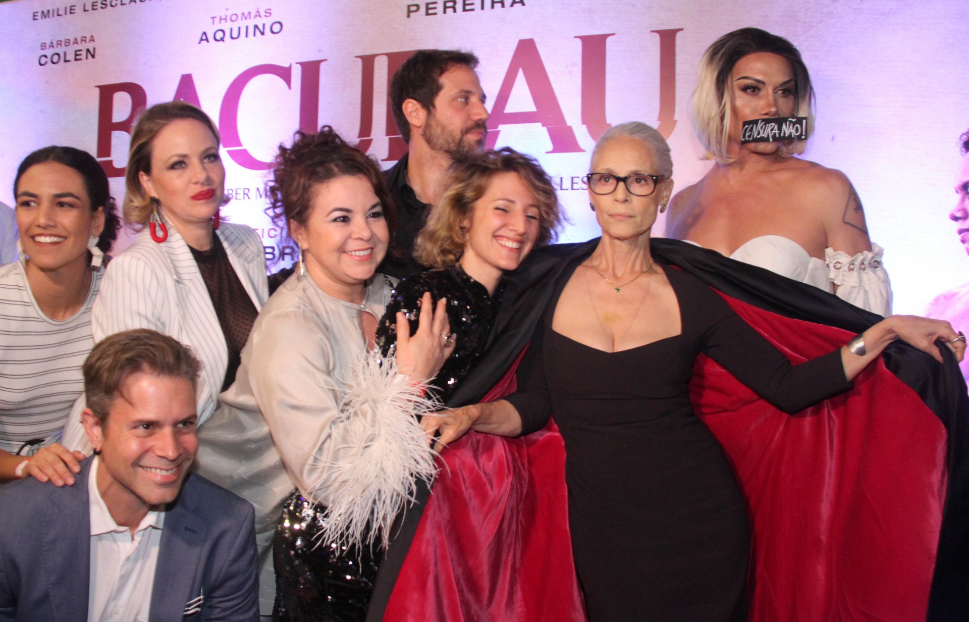 26/08/2019 - AGÊNCIA DE NOTÍCIAS/PARCEIRO - A atriz Sonia Braga e o elenco participam da pré-estreia do Filme Bacurau no Cine Odeon, Centro do Rio, na noite desta segunda-feira (26). Foto: Onofre Veras/Parceiro/Agência O Dia - Onofre Veras/Parceiro/Agência O Dia