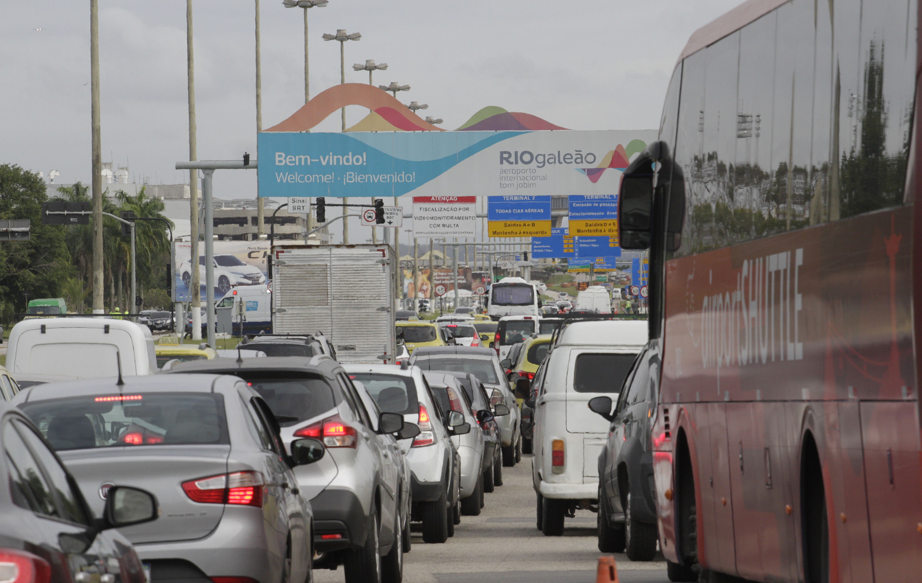 Rio,26/08/2019-GALE&Atilde;O-ILHA DO GOVERNADOR, Primeiro dia &uacute;til ap&oacute;s in&iacute;cio das obras no Santos Dumont tem tr&acirc;nsito complicado no acesso ao Gale&atilde;o. Na foto, reta de acesso ao aeroporto do Gale&atilde;o tomada de veIculos .Foto: Cl&eacute;ber Mendes/Ag&ecirc;ncia O Dia