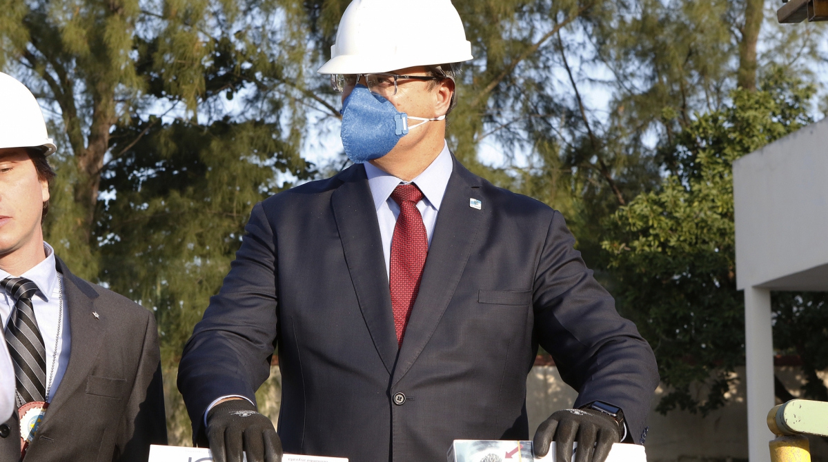 Na Cidade da Polícia, Witzel participou da destruição de material pirata apreendido e disse que primeiro distrito policial será na Tijuca - Reginaldo Pimenta