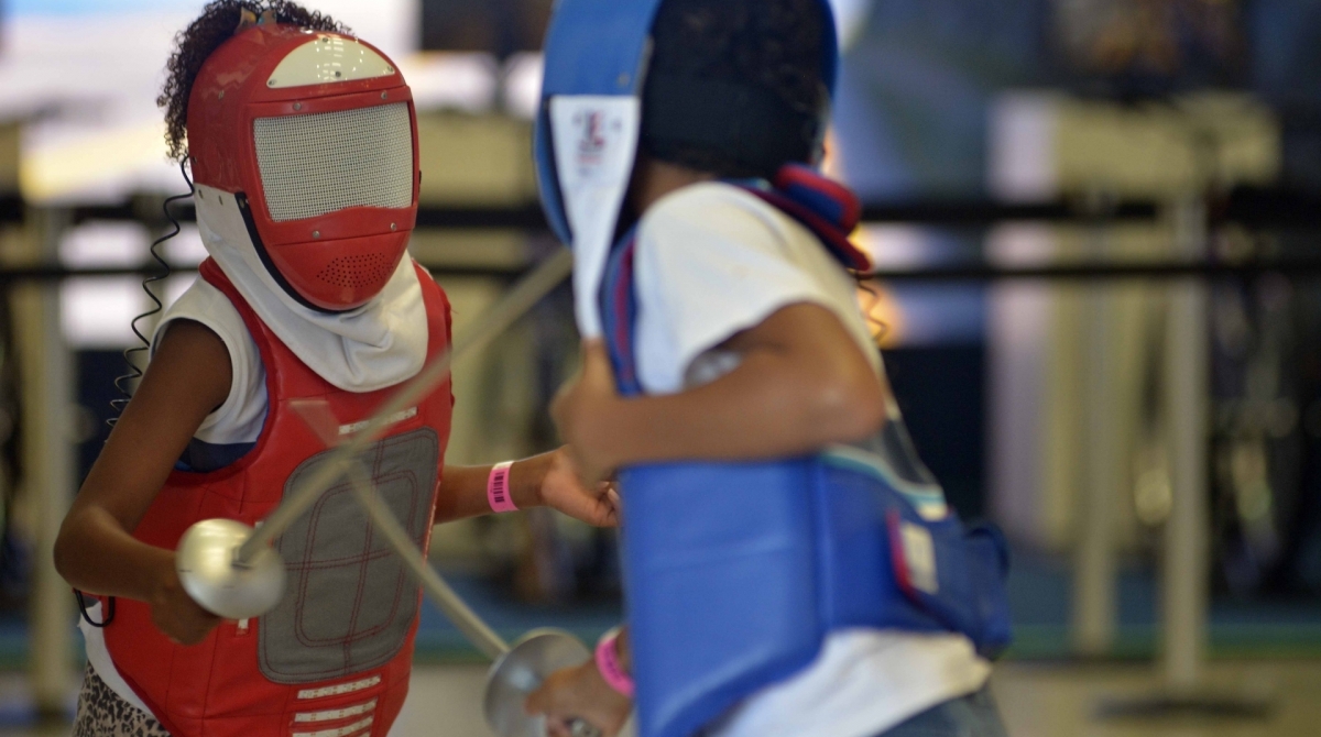 A esgrima está entre as atividades que fazem parte do programa de Iniciação Esportiva oferecido em 17 unidades do Sesc no estado - Divulgação