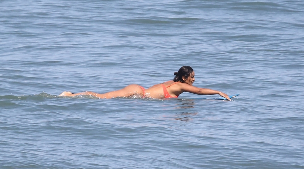 Carol Nakamura exibe corpão em dia de surfe