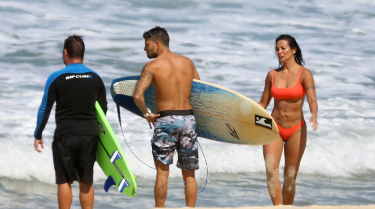 Carol Nakamura exibe corpão em dia de surfe