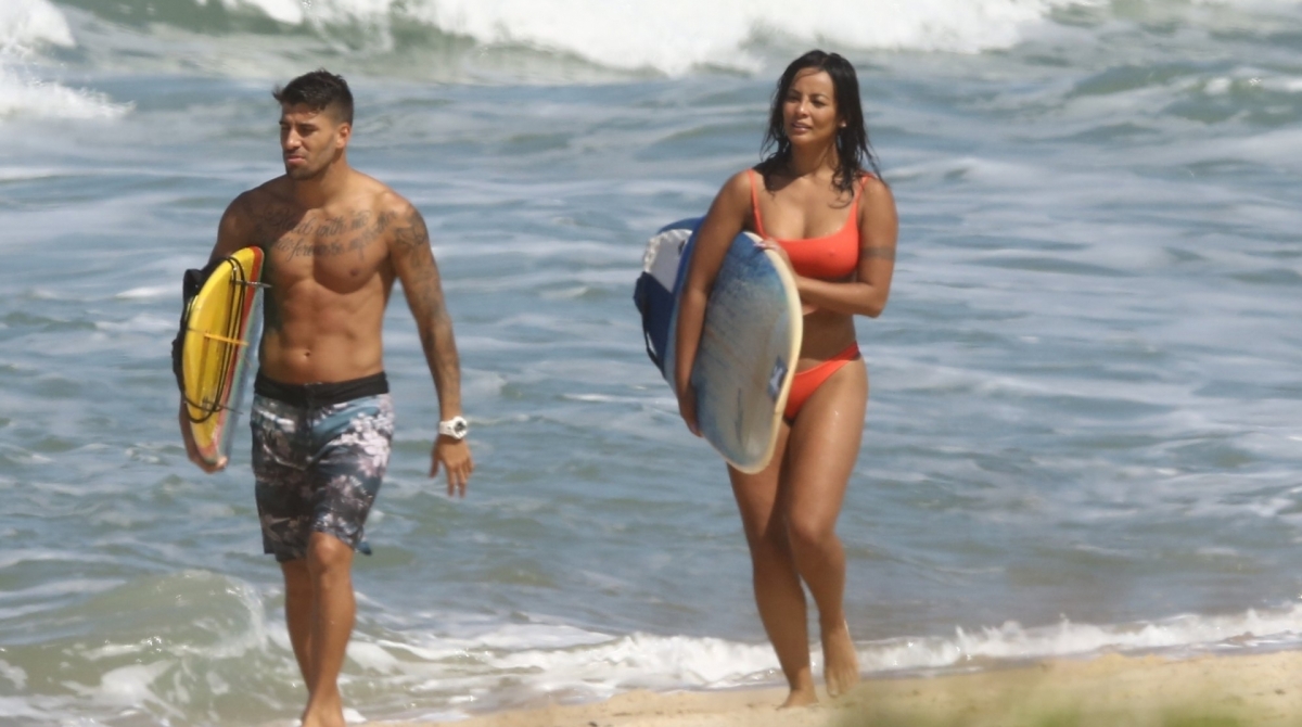 Carol Nakamura exibe corpão em dia de surfe