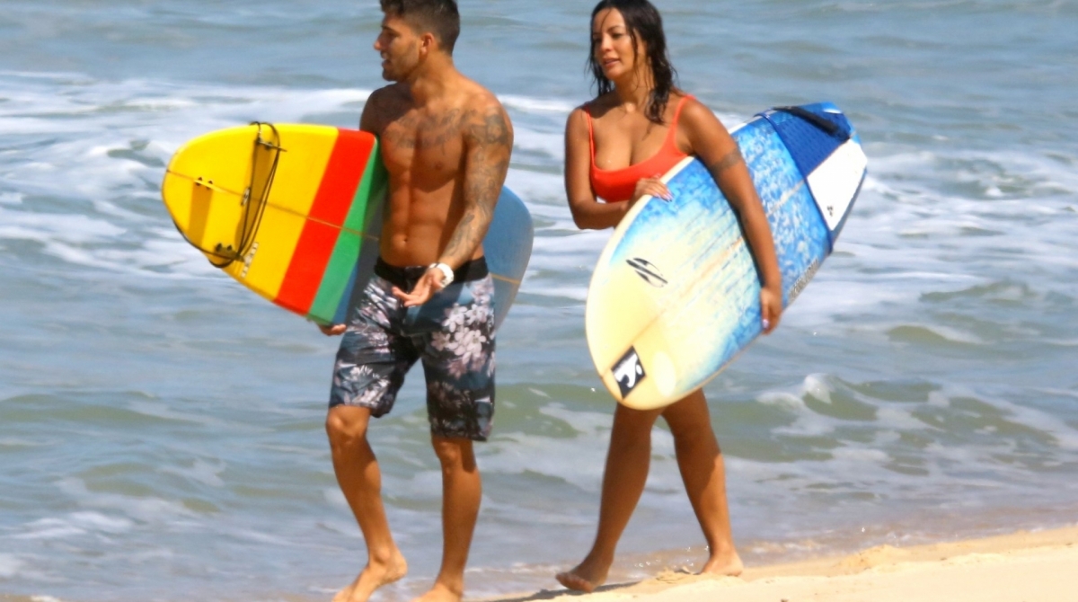 Carol Nakamura exibe corpão em dia de surfe