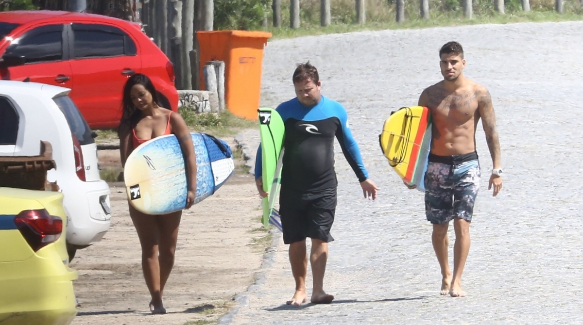 Carol Nakamura exibe corpão em dia de surfe