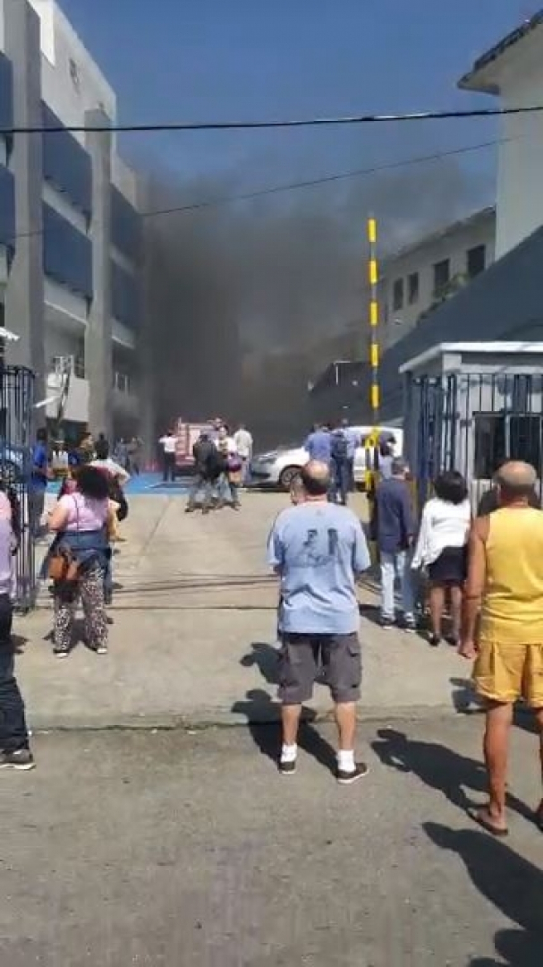 Carro pega fogo no estacionamento do Colégio Pedro II de São Cristóvão, Zona Norte do Rio - Reprodução