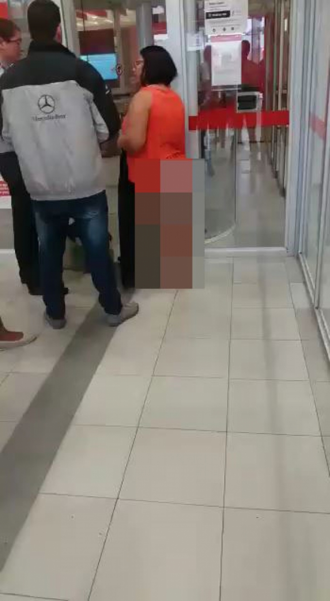 Mulher ficou seminua após ser barrada na porta giratória do banco