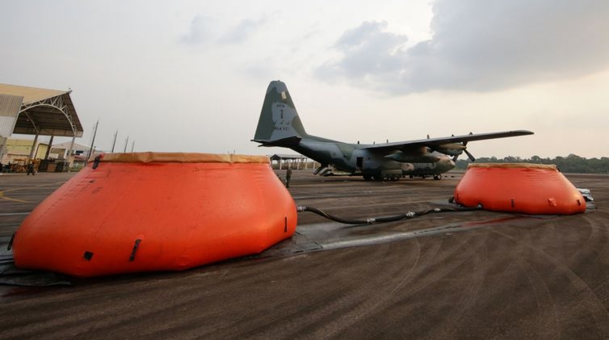 Abastecimento com água da Aeronave Hércules C-130 da Força Aérea Brasileira no combate a focos de incêndio na Amazônia.. - Isac Nóbrega/PR