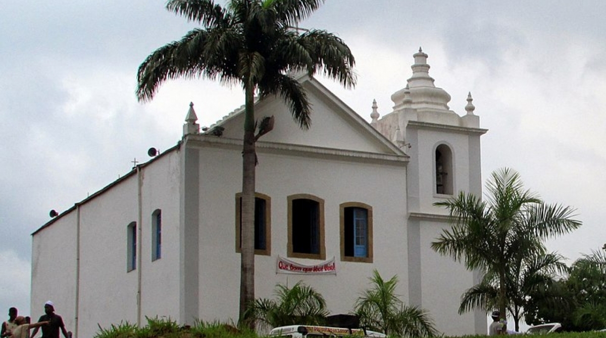 O totem colocado na igreja tambÃ©m recebe doaÃ§Ãµes de livros dos mais variados gÃªneros da literatura - DivulgaÃ§Ã£o
