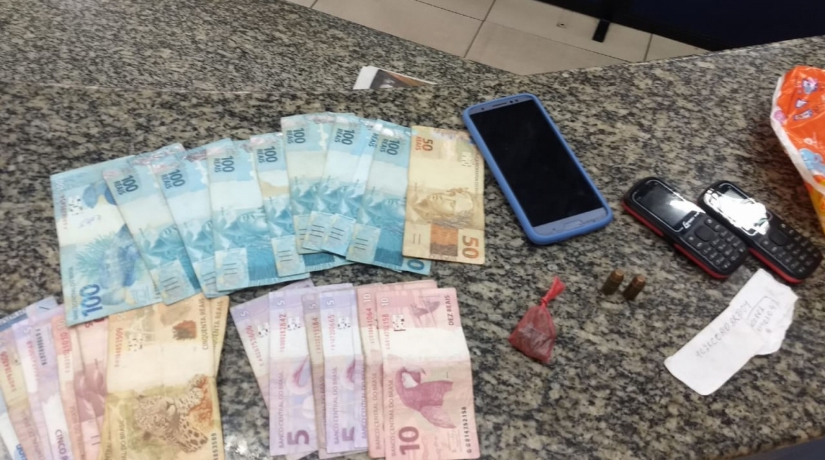 Duas munições de calibre 40, três celulares e R$ 950 em espécie foram arrecadados - Divulgação